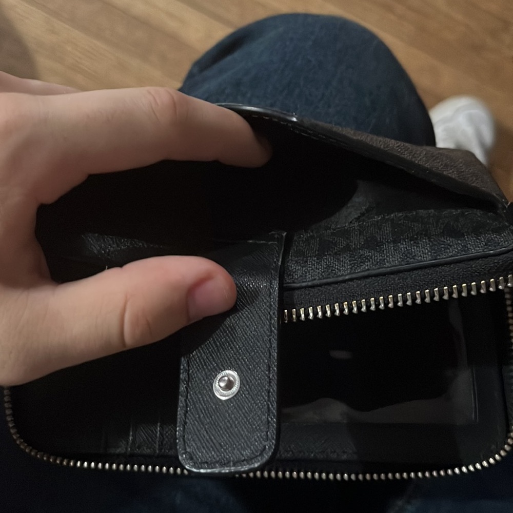 michael kors wallet - Picture 4 of 4